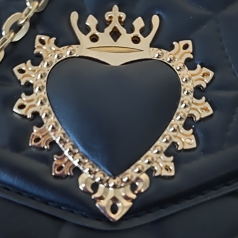 Elegant Black Quilted Bag with Gold Chain - Picture 2 of 6